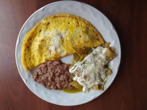 Omelete Queso champiñón acompañado con chilaquiles
